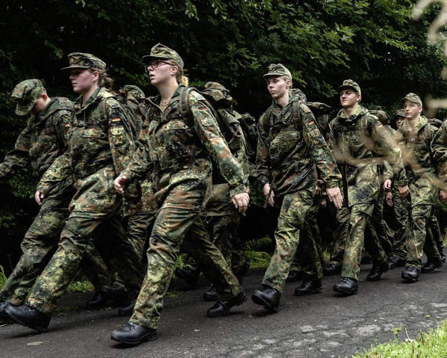 Junge Soldaten bei einem Marsch